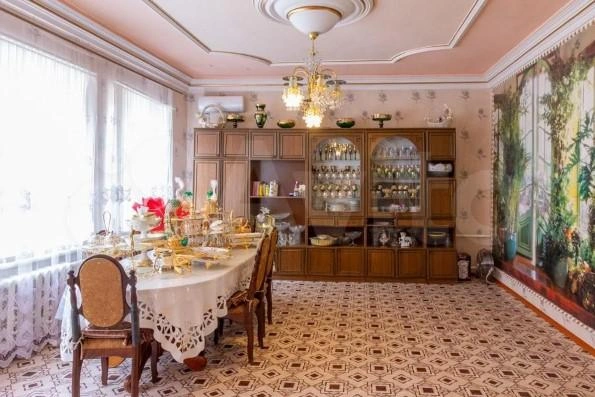 Дизайн продуман до мелочей: фигуры павлинов на столе удачно дополняют фотообои с зимним садом | Источник: avito.ru