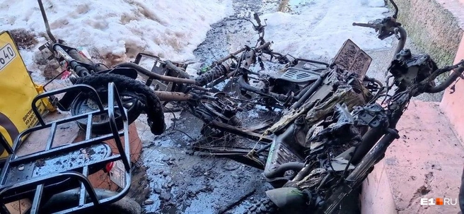 В магазине, где произошел пожар, продавали электросамокаты и велосипеды | Источник: ИА «Ночные новости»