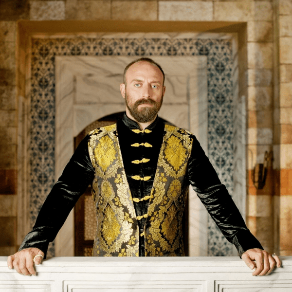 «Это было неприемлемо»: Халит Эргенч раскрыл отношение к роли султана Сулеймана в сериале «Великолепный век»