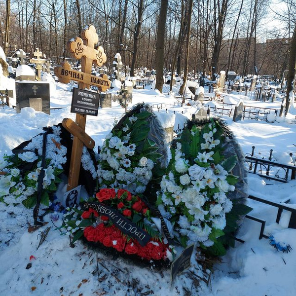 Покосившийся крест и куча венков: могила дочери Владимира Конкина