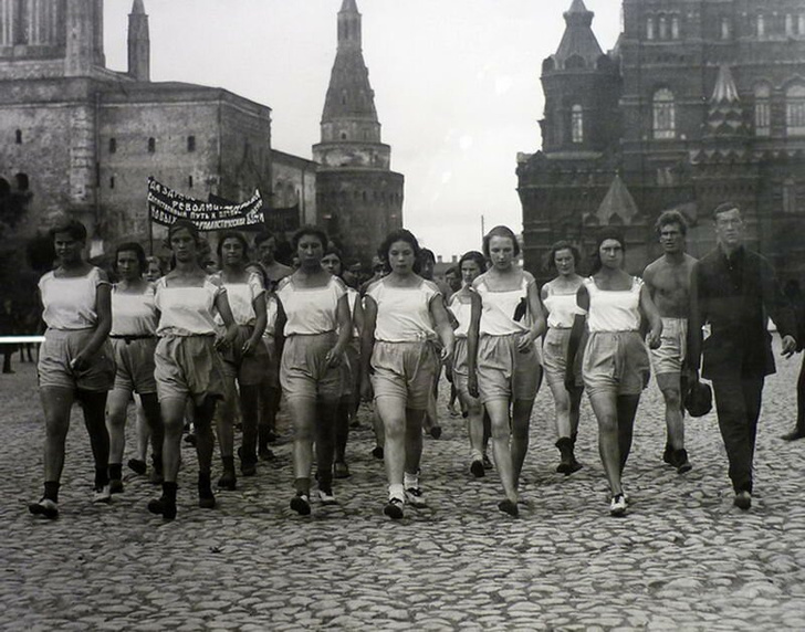 Почему женщины в СССР носили «семейные» трусы — ответ вас удивит