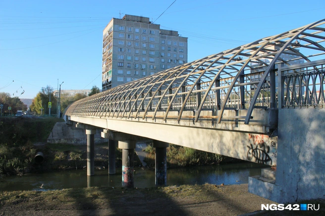 Сооружение между улицами Филиппова и Павловского чем-то напоминает «хрустальный» мост в Кемерове | Источник: Игорь Епифанцев / NGS42.RU