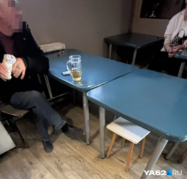 Мужчина, поставляющий продукты, быстро ушел, но с ним чувствовалось больше безопасности | Источник: Дарья Ходосевич / YA62.RU