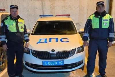 Полицейские сопроводили авто с больной пассажиркой в Рязани