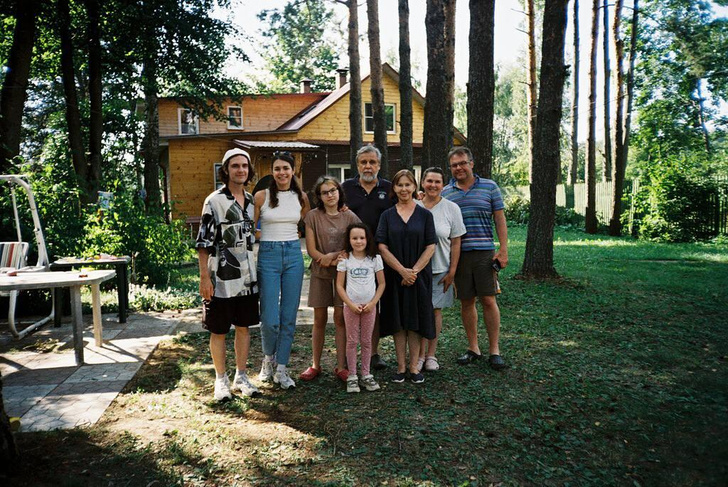 Бабушка хотела, чтобы он стал дипломатом: 5 фактов о звезде сериала «Френдзона» Алексее Славкине
