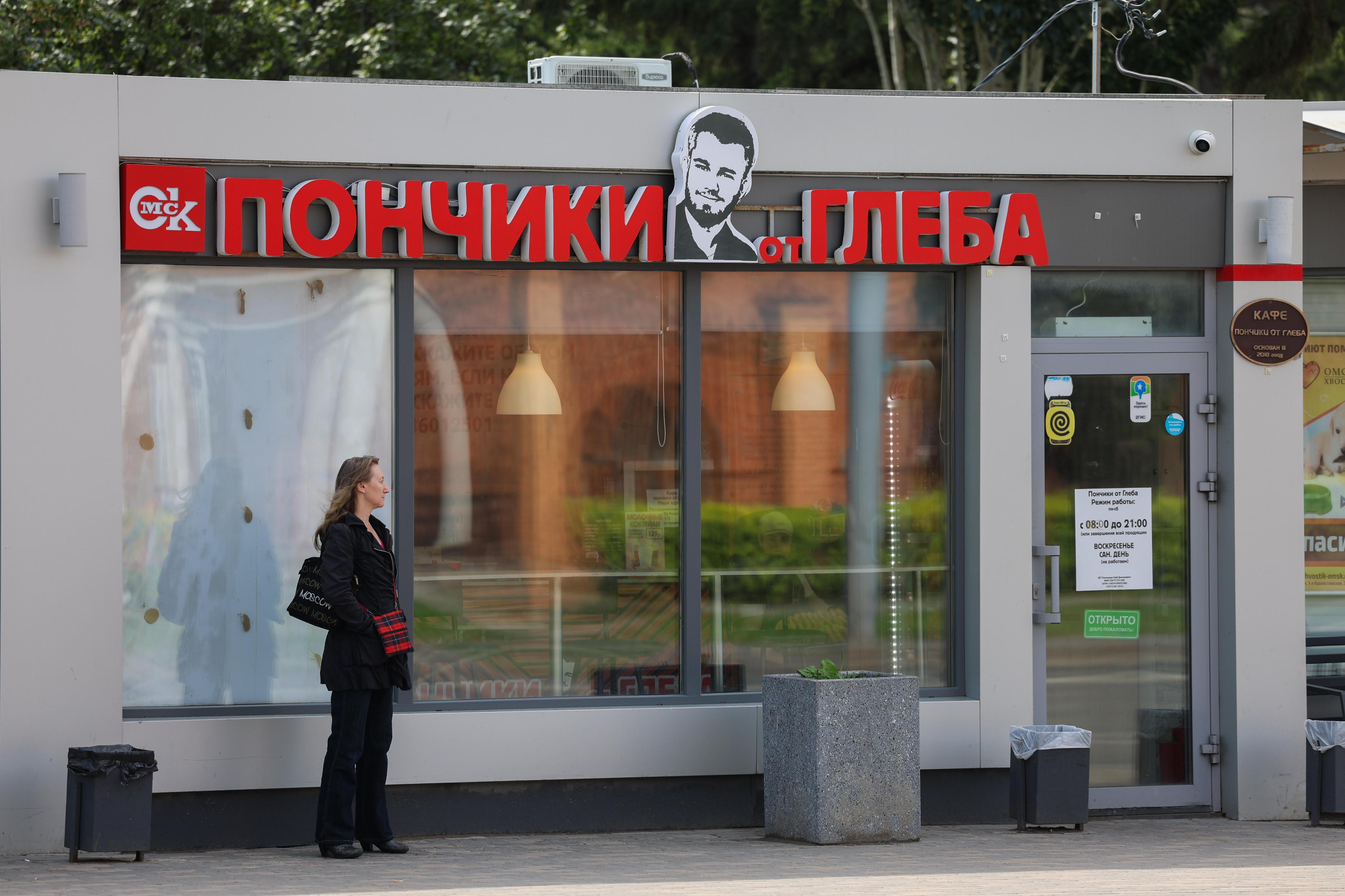 «Не все люди такие же, как я»: бывший хоккеист построил бизнес на пончиках — он уже восемь лет стоит у плиты