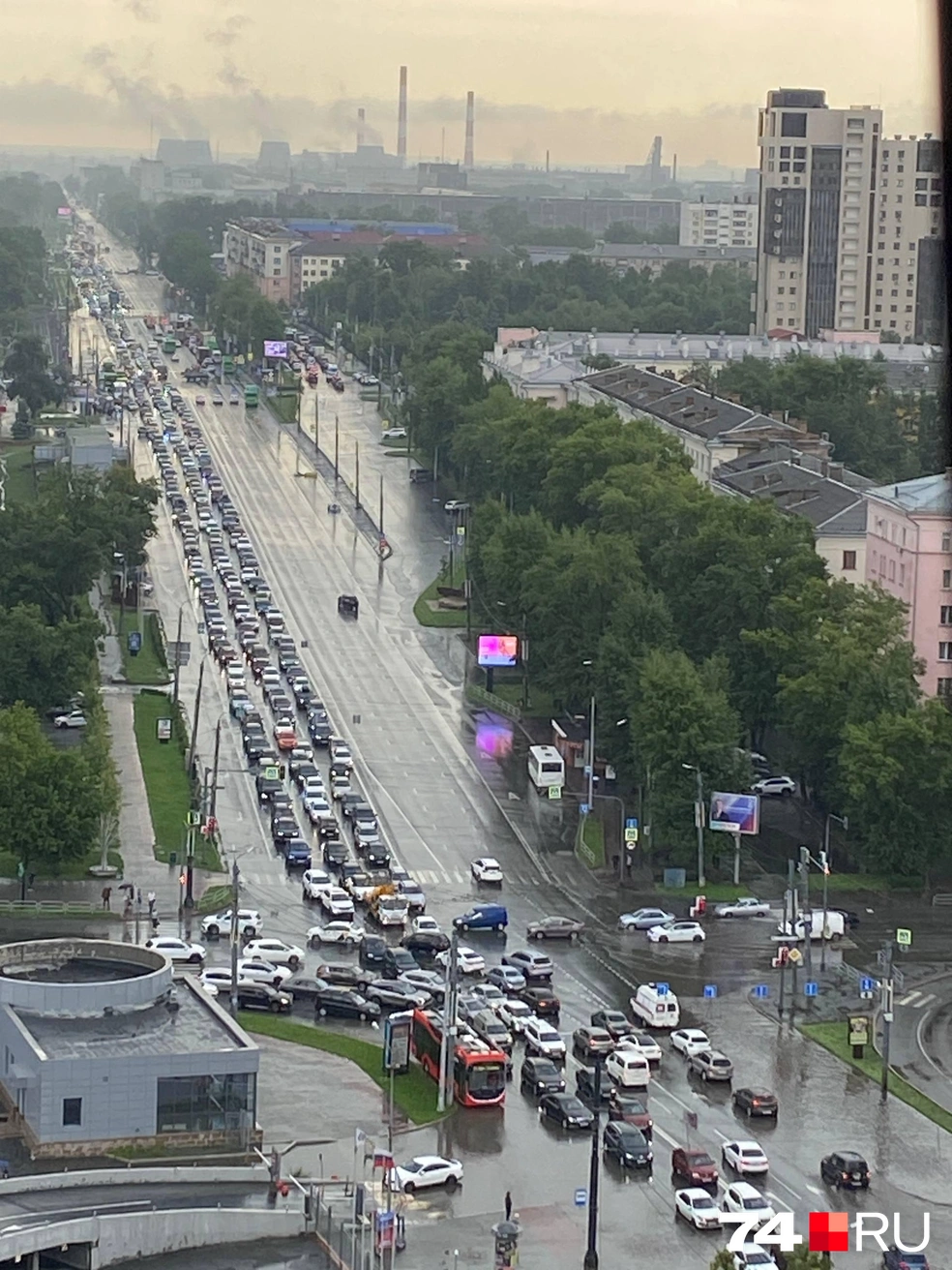 А на затор со стороны ЧТЗ страшно смотреть  | Источник: читатель 74.RU