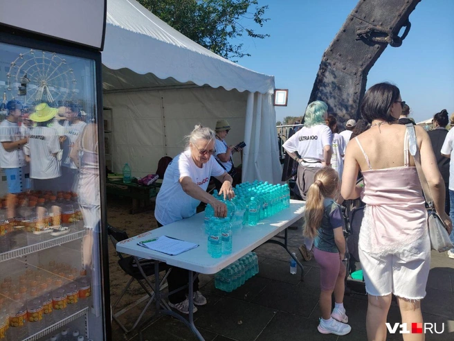 В запасе лежит еще несколько паллет бесплатной воды | Источник: Мария Умнова / V1.RU