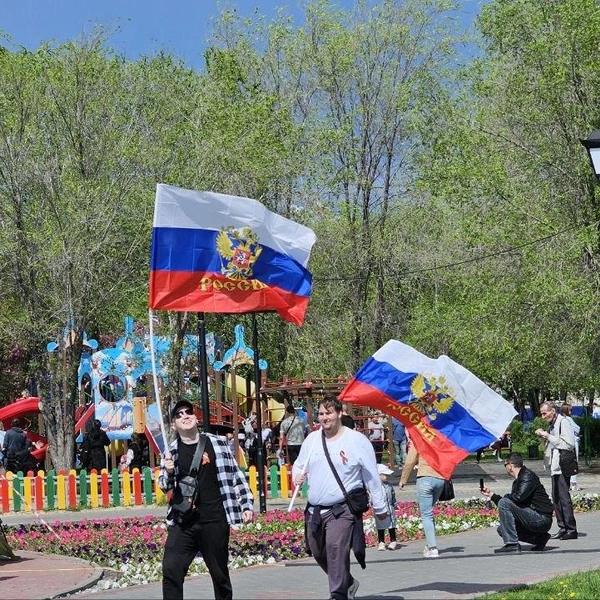 Курганцы гуляют с флагами страны  | Источник: Дарья Никитченко