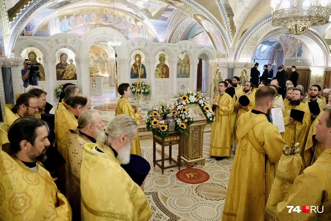 Священнослужители провели торжественную литургию | Источник: Наталья Лапцевич