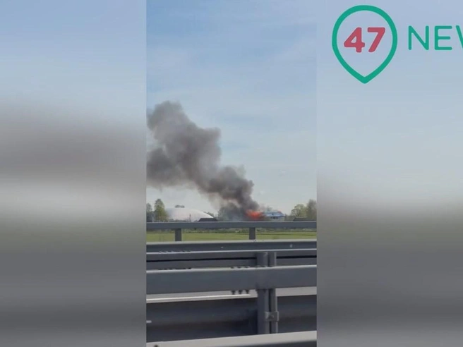 Пожар в Большой Каменке виден с ЗСД: огонь охватил частный дом рядом с футбольным шатром «Звезда Арена». | Источник: читатель 47news
