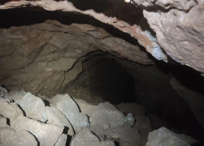 Искали пропавших, протискиваясь в узкие лазы пещер | Источник: КГКУ «Спасатель» / Telegram