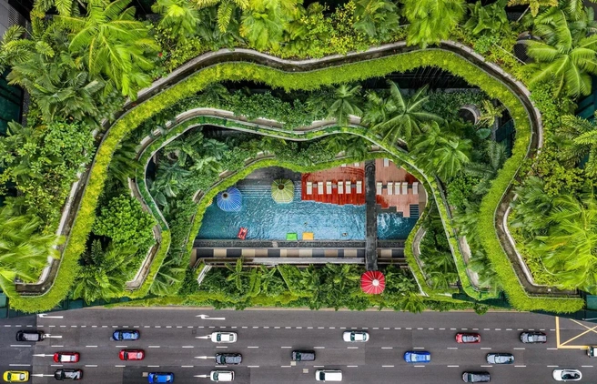 Весь отель окружен висячим садом | Источник: Chin Leong Teo / International Aerial Photographer of the Year 2026