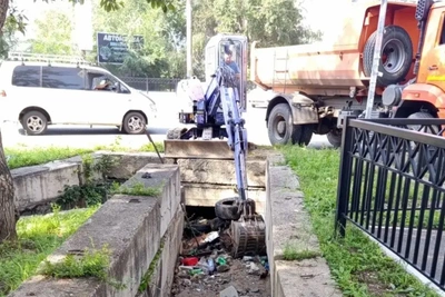Ливневку на Новобульварной очистили от мусора и песка