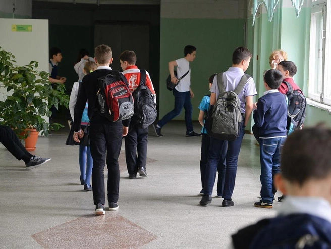Жители города считают, что подобные случаи отбивают у преподавателей желание работать в школах. | Источник: Артем Устюжанин / E1.RU