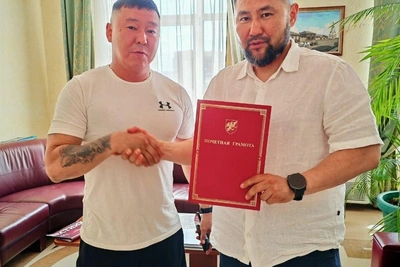 Глава Якутска вручил грамоту мужчине, спасшему женщину на улице