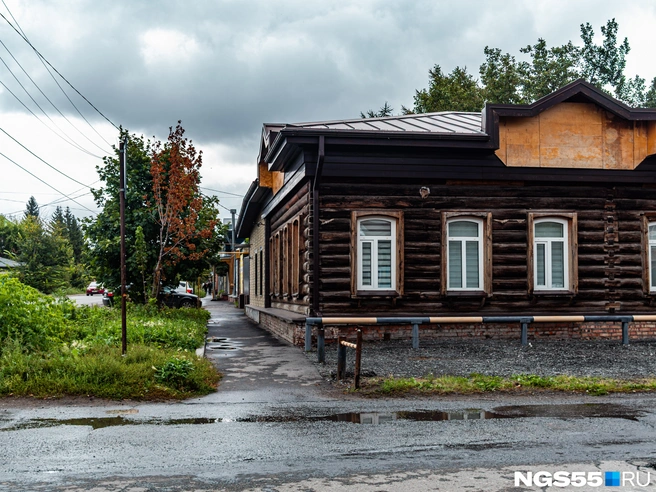 Дерево здесь повсюду: Учебная — царство старой застройки | Источник: Кирилл Башинский / NGS55.RU