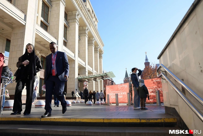 Проблемы с интернетом возникают сразу после выхода из метро | Источник: Артём Устюжанин / MSK1.RU