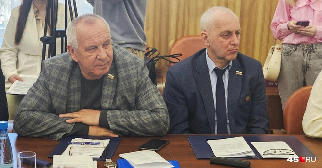 Депутат Валерий Порубов (слева) | Источник: Дарья Никитченко / 45.RU
