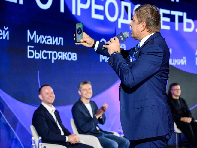Дмитрий Губерниев решил снять кружочек прямо со сцены! | Источник: Максим Комаров / Городские порталы