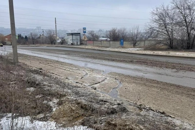 Водовод в Волгограде снова заливает дороги