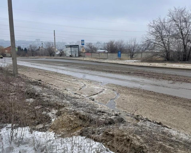 Наледь на асфальте смешивается со снежной кашей и водой | Источник: читатели V1.RU