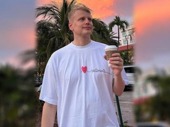 После скандального развода Комиссаренко переехал в Прагу, но сторонится девушек