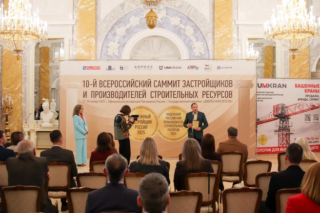 Генеральный директор Виктор Суетин назвал победу заслугой команды, подчеркнув, что ее основой является бесценное доверие покупателей | Источник: «СтройПанельКомплект»