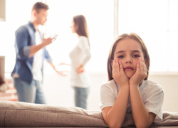 5 «безобидных» фраз родителей, которые травмируют ребенка