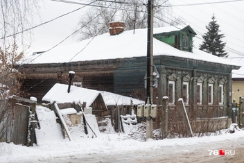 Улица совсем небольшая, но полна контрастов | Источник: Артем Бауман / 76.RU