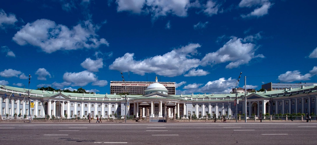 В Москве открыли историческую часть «Склифа» с садом | Источник: wikipedia.org