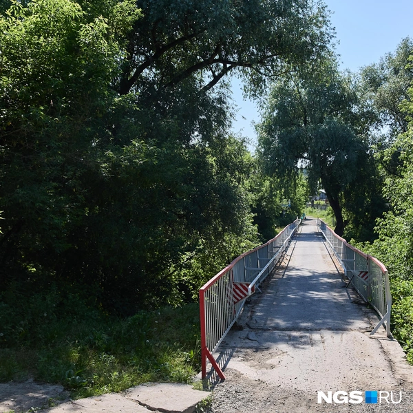 Пока ближайший мост через реку находится недалеко от частного сектора | Источник: Александр Ощепков / NGS.RU