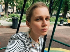 «Не знаю причин, но догадываюсь»: Мельникова впервые о том, почему ее не взяли в новые «Папины дочки»