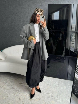 Лучшие базовые футболки, чтобы носить со свитерами, жакетами и рубашками