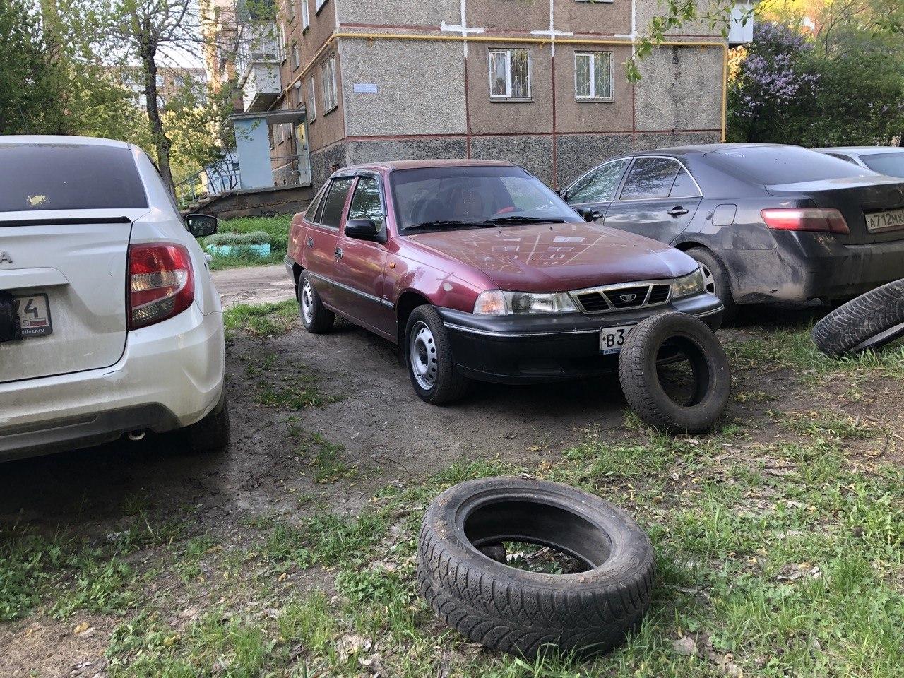 «Водители пользуются дырой в законе». Жители Челябинска потребовали эвакуировать машины от их домов