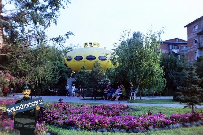 Кафе «Спутник» на улице Атарбекова, 1988 год | Источник: С. Б. Парфенов / myekaterinodar.ru