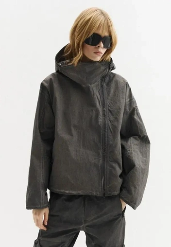 Единственный тренд, который мы забираем в новый сезон&nbsp;&mdash; воротник-стойка: 12 лучших моделей