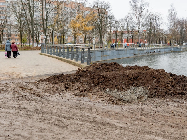 На отдельных участках остались кучи грунта | Источник: Кирилл Поверинов / 76.RU