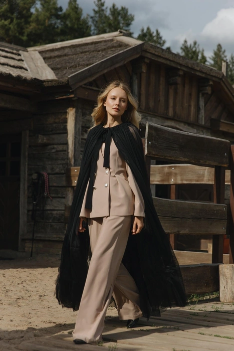 К брючному костюму тоже можно добавить необычный элемент | Источник: архив Татьяны Сулиминой