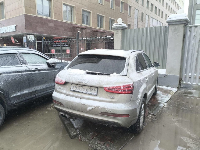 Из-за машин пешеходам негде пройти | Источник: Читатель Станислав 