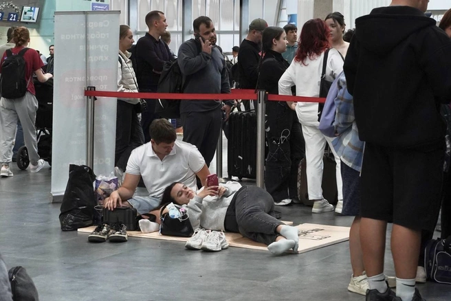 Коврики и настольные игры. В Пулково рассказали, как закрытия неба из-за БПЛА изменили его работу | Источник: Павел Даиси / «Фонтанка.ру»