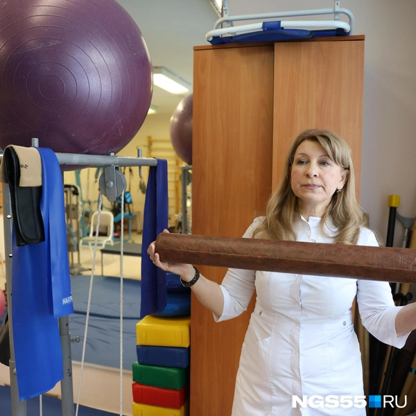 Это ролик используют для разработки стопы, его легко сделать дома из рулона обоев  | Источник: Евгений Софийчук / NGS55.RU