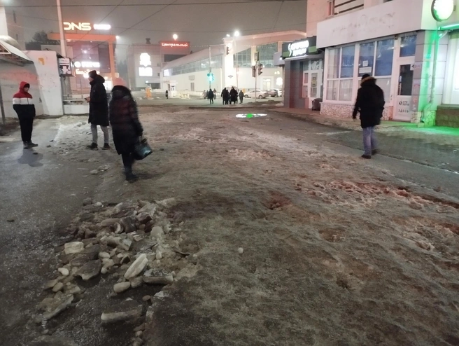 Это ровно неделю назад на остановке «Центральный рынок» | Источник: Булат Салихов / UFA1.RU