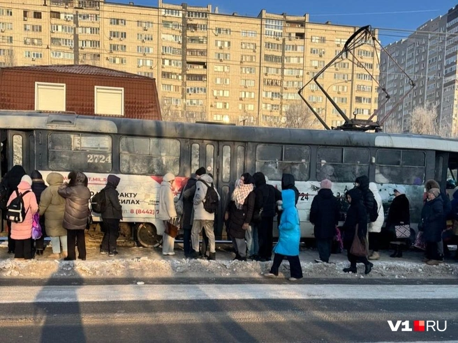 Опаздывающим горожанам приходилось вызывать дорогое такси | Источник: читатели V1.RU