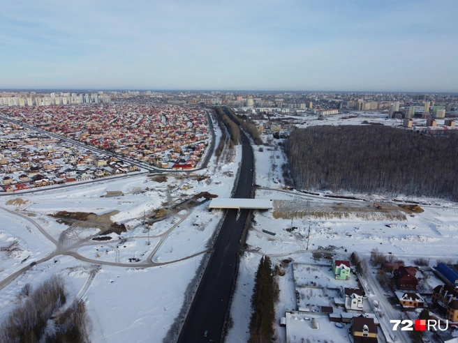 Главное причиной задержки строительства стало обнаружение неучтенных в проекте электросетей | Источник: читатель 72.RU