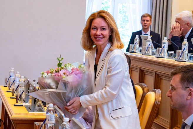 Она сияет ярче, когда дарят цветы | Источник: Оксана Михеева / «ВКонтакте»