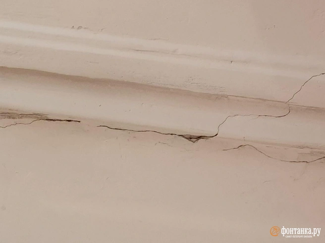 В доме у строящегося Большого Смоленского моста появились новые трещины | Источник: читатель «Фонтанки»