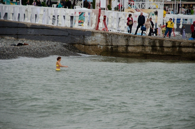 Эта женщина — единственный человек, рискнувший зайти в воду на сочинском пляже | Источник: Оксана Витязь / SOCHI1.RU