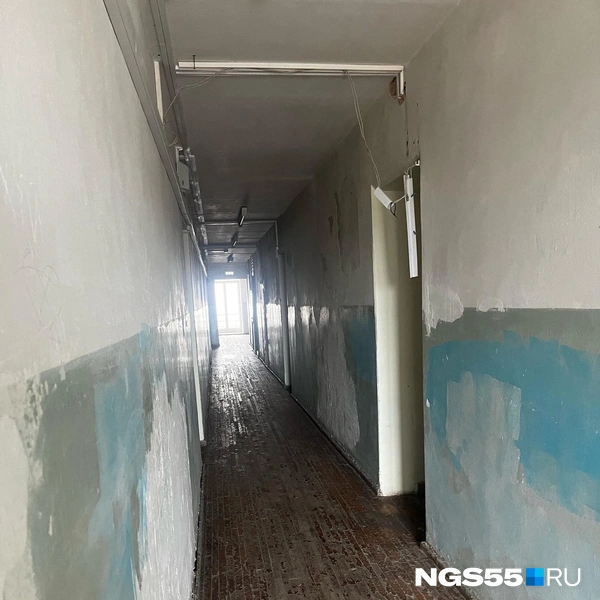 Покрытия на полу почти не осталось | Источник: Студентка ОмГПУ