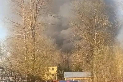 Густой столб дыма: пожар на складе в Красногорске
